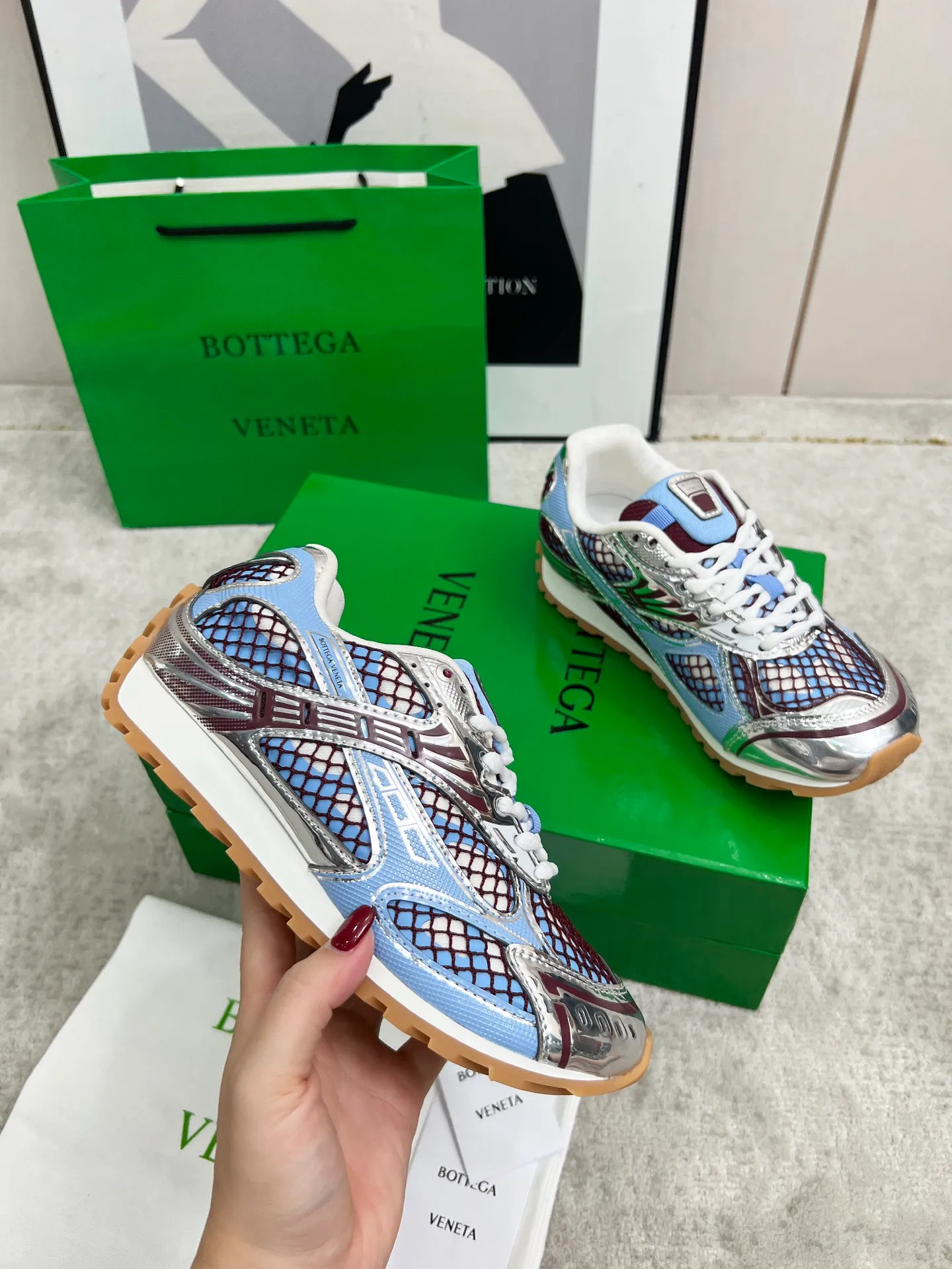 P540. Top version (couples model) Bottega Veneta Bottega Veneta 23ss autumn and winter show BV Orbit sneakers Wang Yibo's same style couples casual shoes dad shoes! Runner sneakers! Original purchase and development!  Made of original lightweight technical mesh fabric, the same as the original version! The process is complicated!  Paired with a rubber outsole designed with a geometric pattern, the high version of the Wang Zha series is actually much taller, but the legs still look slim. Very nice. Durable and playable, standard and version-matching shoe package technology, look for high-end versions. The original outsole is exclusively molded, and the color-blocked TPU outsole is used. The material and weight are the same as the original!  Size: #Female 35-41 (40 and 41 customized sizes are non-refundable) Male 39-45 (45 size customized are non-returnable and exchangeable)